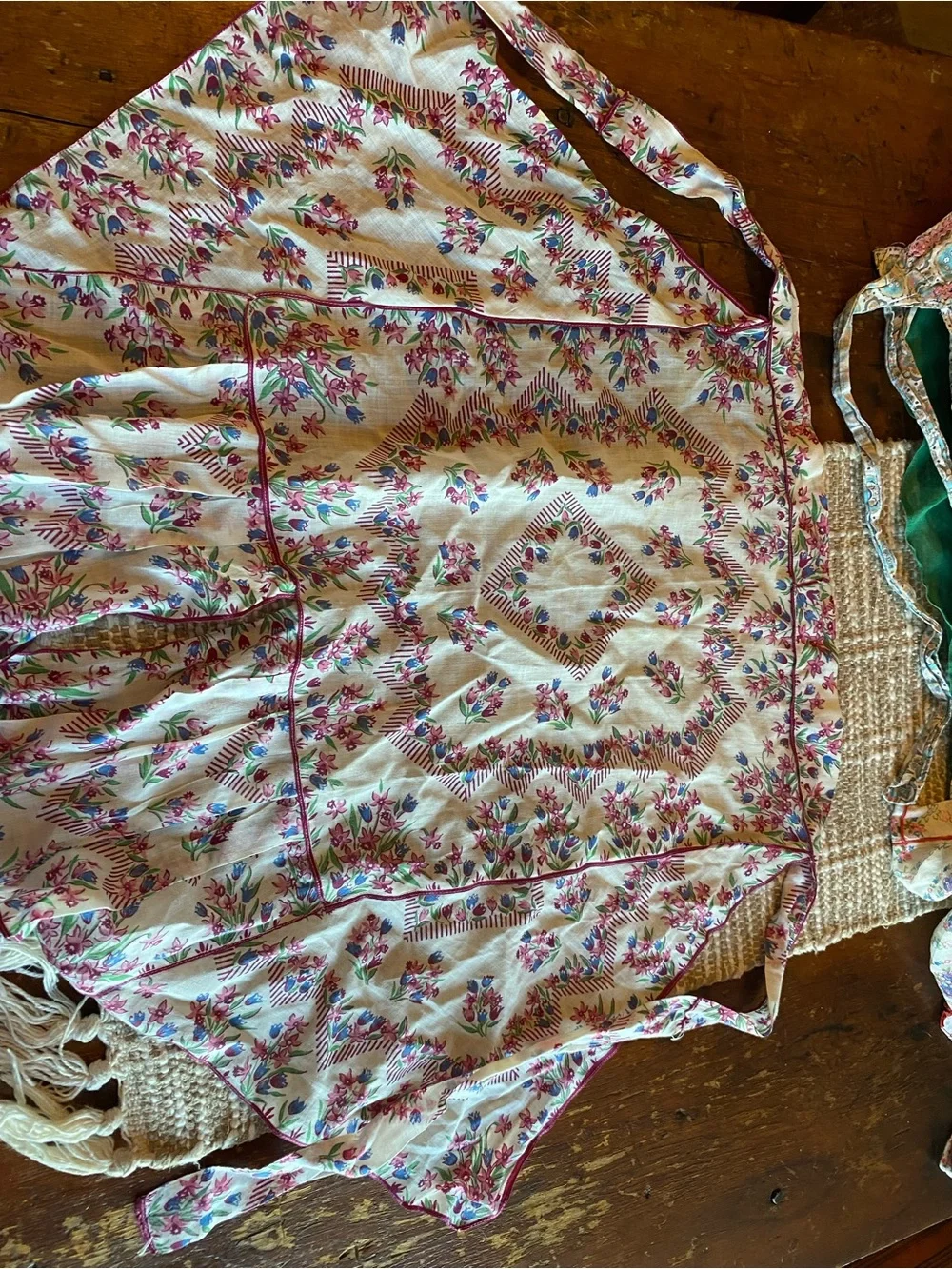 Lot of 4 vintage aprons - Picture 3 of 5